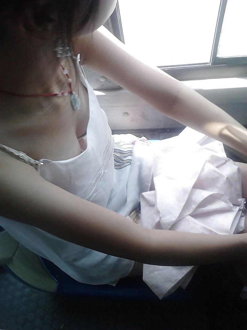 動 き の あ る 胸 チ ラ 連 写(連 続 撮 影)の エ ロ 画 像 １００... 